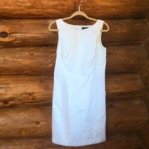 Ann Taylor White Raised Embroidered Floral Detail Lined Shift Dress Size 10